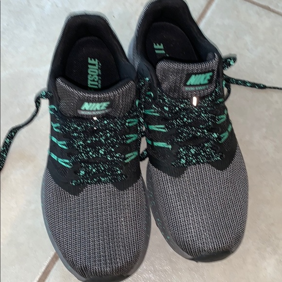 solid black nike shoes womens